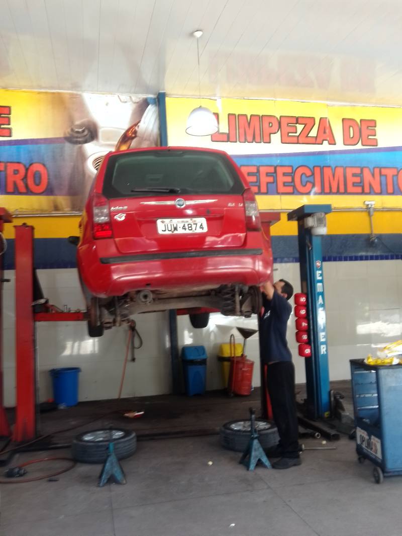 Carro no elevador da Lomas Pneus