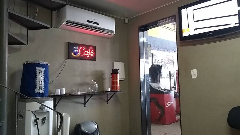 Sala de espera com café da Lomas Pneus